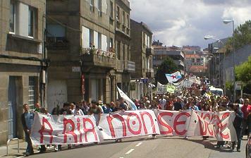 Miles de persoas maniféstanse en Vigo para alertar da ‘destrución’ que sofre a ría