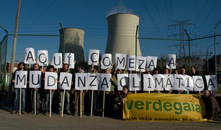 Activistas de Verdegaia constrúen o lema AQUÍ COMEZA A MUDANZA CLIMÁTICA nas Pontes